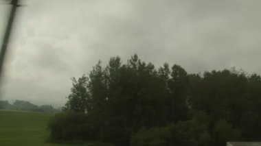 Sürücü treninden bulutlu Salzburg kır manzarası. Yüksek kalite 4k görüntü