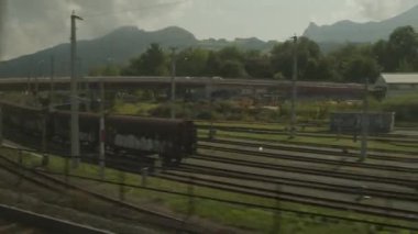 Salzburg ana istasyonu yakınlarındaki tren yolunda yük trenleri. Yüksek kalite 4k görüntü