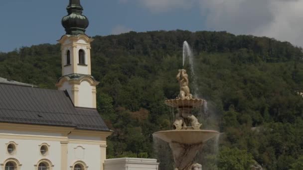 萨尔茨堡大教堂旁边著名的雷登斯喷泉 高质量的4K镜头 — 图库视频影像
