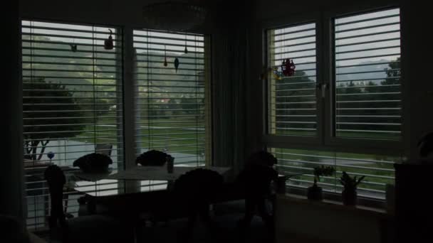 ペントハウスにベネチアンブラインド付きの窓フラット 高品質4K映像 — ストック動画