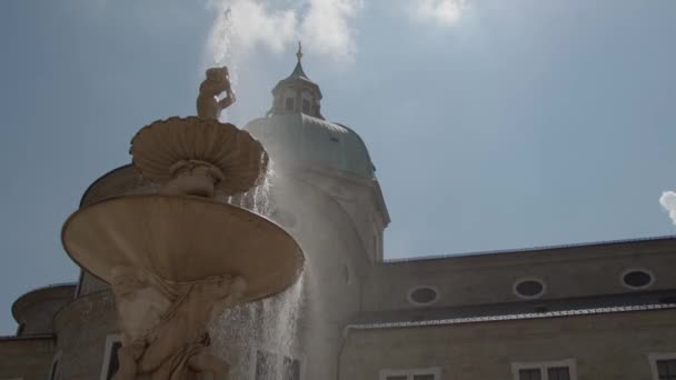 Διάσημο Συντριβάνι Residenz Δίπλα Στον Καθεδρικό Ναό Του Σάλτσμπουργκ Υψηλής — Αρχείο Βίντεο