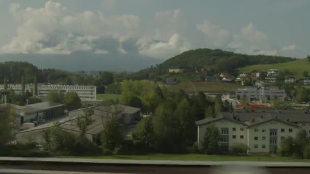 Tren Salzburg Kırsalındaki Hallwang Elixhausen Kasabasından Geçiyor Yüksek Kalite Görüntü — Stok video