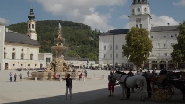 Coche Conducción Través Plaza Residenz Salzburgo Imágenes Alta Calidad — Vídeo de stock