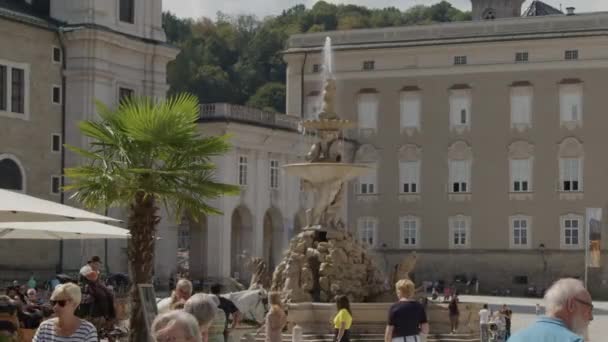 ザルツブルク レジデンツ広場にある有名なバロック様式の噴水 高品質4K映像 — ストック動画