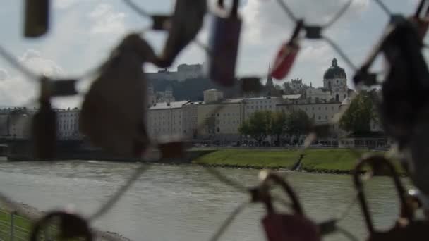 Salzburg Salzach Nehri Ile Köprüde Aşk Kilitleri Yüksek Kalite Görüntü — Stok video
