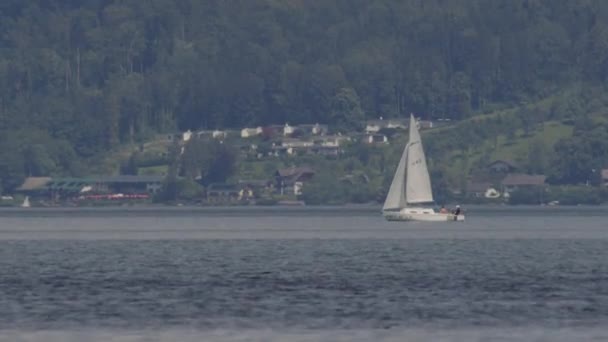 오버외스터라이히의 호수에 항해하는 고품질 — 비디오
