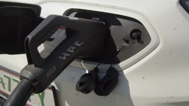 Szybkie Ładowanie Elektryczne Podłączone Gniazdka Otwartą Klapą Samochodzie Elektrycznym Wysokiej — Wideo stockowe