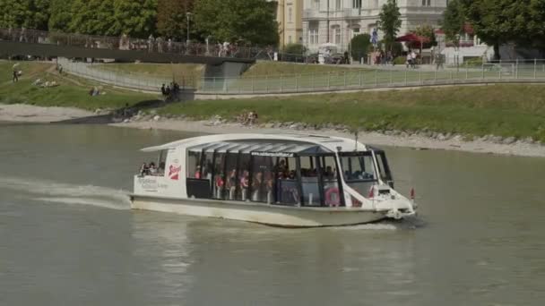 Turistahajó Salzach Folyón Salzburgban Kiváló Minőségű Felvételek — Stock videók