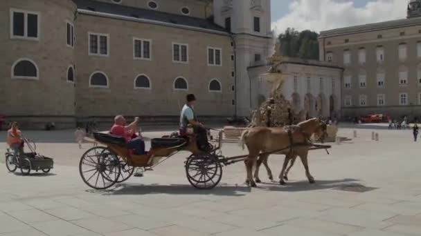 Άμαξα Που Διασχίζει Την Πλατεία Residenz Στο Σάλτσμπουργκ Υψηλής Ποιότητας — Αρχείο Βίντεο