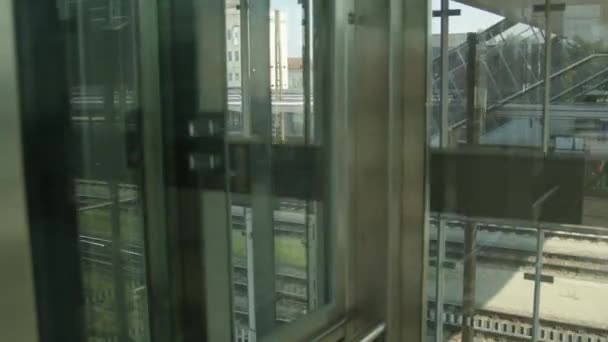 Modern Binaya Şeffaf Asansör Iniyor Yüksek Kalite Görüntü — Stok video