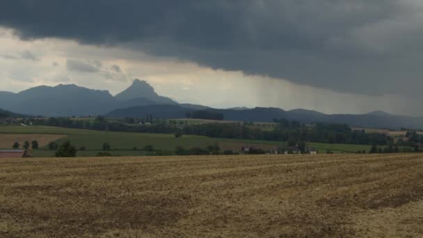เมฆพาย ฝนใกล Traunstein ในชนบทของออสเตร ยตอนบน ภาพ ณภาพส — วีดีโอสต็อก