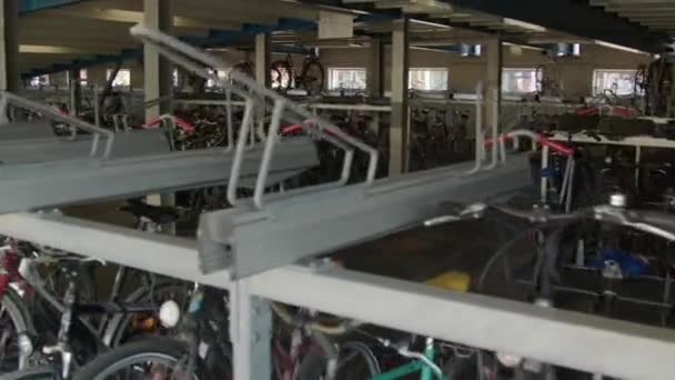 Bisiklet Parktaki Bisiklet Duraklarında Tren Istasyonundaki Bisiklet Binme Tesisinde Duruyor — Stok video