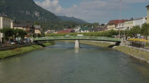 Bad Ischl Esplanade Yukarı Avusturya Daki Traun Nehri Nde Geziniyor — Stok video