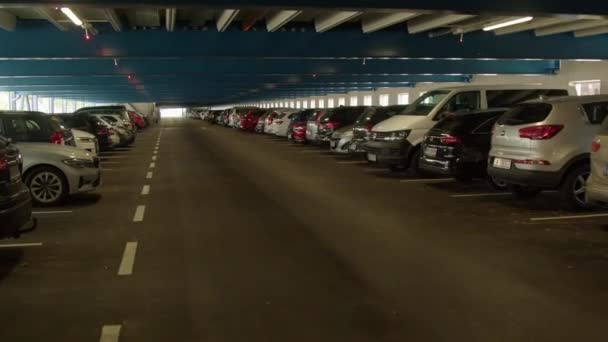 Teljes Parkoló Lovaglási Lehetőség Vasútállomáson Kiváló Minőségű Felvételek — Stock videók