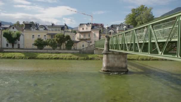 オーストリア北部のトラン川にある悪いIschl Esplanade遊歩道 高品質4K映像 — ストック動画