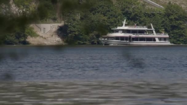 Τουριστικό Πλοίο Κρουαζιέρα Στην Αλπική Λίμνη Υψηλής Ποιότητας Πλάνα — Αρχείο Βίντεο
