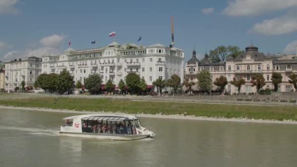 萨尔茨堡Salzach河上的旅游船 高质量的4K镜头 — 图库视频影像