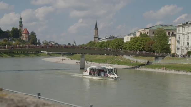 萨尔茨堡Salzach河上的旅游船 高质量的4K镜头 — 图库视频影像