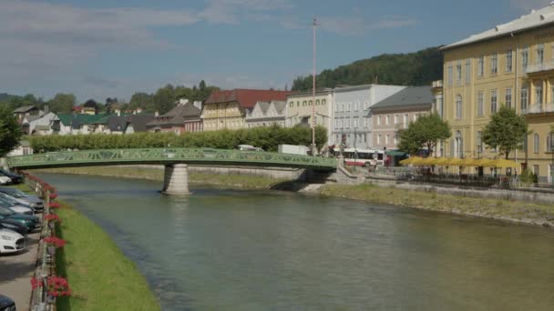 オーストリア北部のトラン川にある悪いIschl Esplanade遊歩道 高品質4K映像 — ストック動画