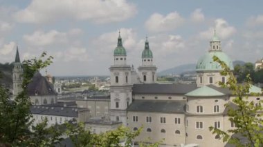 Tarihi eski kasabada Dom katedrali olan Salzburg kilise bölgesi manzarası. Yüksek kalite 4k görüntü