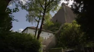 Salzburg kalesi Hohensalzburg aşağıdan görüldü. Yüksek kalite 4k görüntü