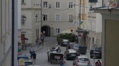 Salzburg Kaigasse sokak sahnesi at arabasıyla. Yüksek kalite 4k görüntü
