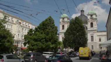 Salzburg Makart Meydanı, Makart Kilisesi, Mozart yaşam evinin yanında. Yüksek kalite 4k görüntü