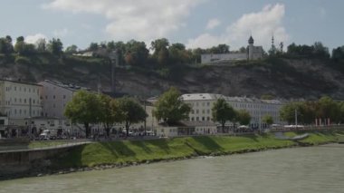 Salzburg manzarası Salzach nehri ile Handelskai ve Moenchsberg 'e doğru. Yüksek kalite 4k görüntü