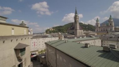 Salzburg kilise bölgesinde öğle çanları çalıyor. Yüksek kalite 4k görüntü