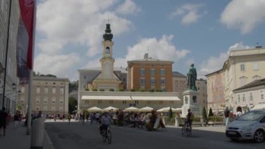 Salzburg Mozart heykeli ve Cafe Glockenspiel. Yüksek kalite 4k görüntü