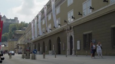 Büyük Salzburg Festivali binası festival zamanında bayrakları ve arka planda kalesi olan. Yüksek kalite 4k görüntü