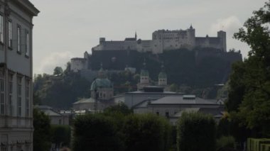 Salzburg Mirabell şatosundan kaleye ve katedrale ünlü bir manzara. Yüksek kalite 4k görüntü