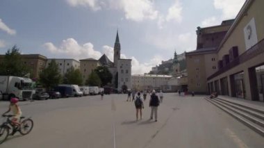 Logosu, heykeli ve bayrakları olan Salzburg Festivali binası. Yüksek kalite 4k görüntü