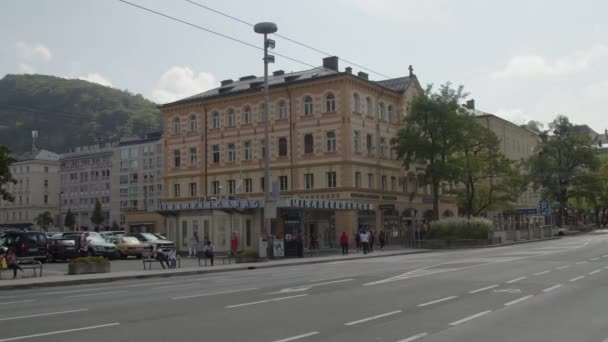 Salzburg Mirabell广场上塞满了车辆高质量的4K镜头 — 图库视频影像