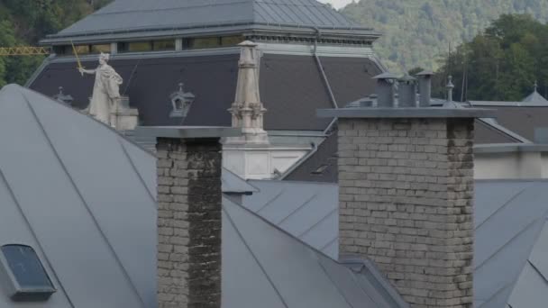 萨尔茨堡司法大楼的女法官和烟囱高质量的4K镜头 — 图库视频影像