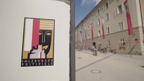 萨尔茨堡艺术节建筑 带有标志 纪念碑和旗帜 高质量的4K镜头 — 图库视频影像
