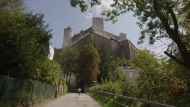 Salzburg Fort Hohensalzburg Van Onderaf Bekeken Hoge Kwaliteit Beeldmateriaal — Stockvideo