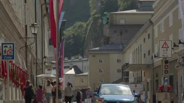 伟大的萨尔茨堡艺术节建筑 节日时悬挂国旗 背景为要塞 高质量的4K镜头 — 图库视频影像