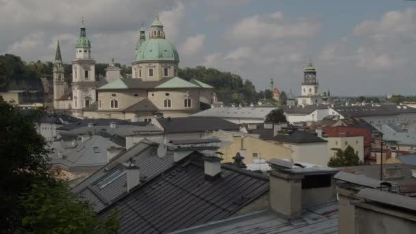 歴史ある旧市街にあるドム大聖堂とザルツブルグ教会地区をご覧ください 高品質4K映像 — ストック動画
