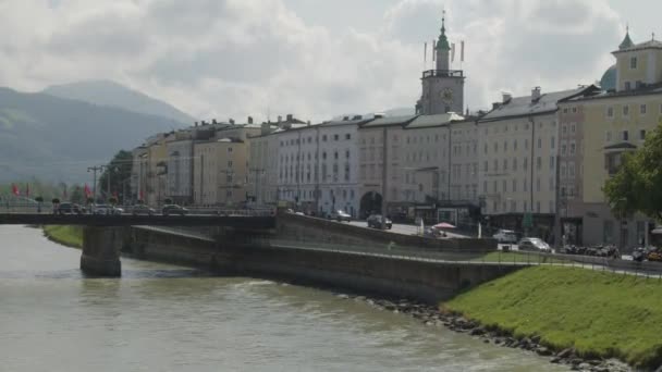 Casco Antiguo Salzburgo Cerca Staatsbruecke Con Hermosas Fachadas Imágenes Alta — Vídeos de Stock