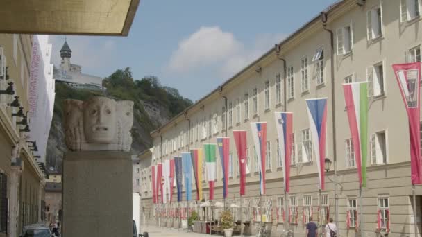 Salzburg Festival Byggnad Med Logotyp Monument Och Flaggor Högkvalitativ Film — Stockvideo