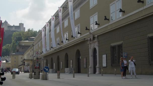 Gran Edificio Del Festival Salzburgo Con Banderas Momento Del Festival — Vídeos de Stock