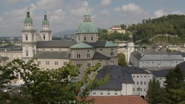 Widok Dzielnicę Kościoła Salzburg Katedrą Dom Zabytkowym Starym Mieście Wysokiej — Wideo stockowe