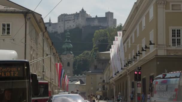 Nagyszerű Salzburgi Fesztivál Épület Zászlókkal Fesztivál Idején Erőddel Háttérben Kiváló — Stock videók