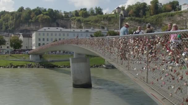Fechaduras Amor Salzburgo Feingoldsteg Ponte Através Salzach Imagens Alta Qualidade — Vídeo de Stock