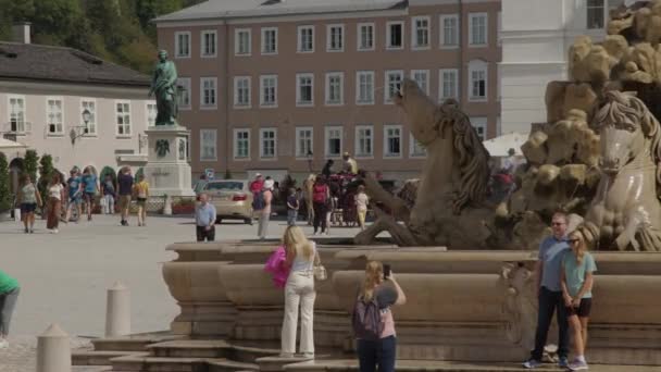 Powozy Konne Przejeżdżające Przez Residenzplatz Salzburgu Austrii Wysokiej Jakości Materiał — Wideo stockowe