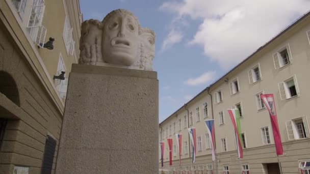 萨尔茨堡艺术节建筑 带有标志 纪念碑和旗帜 高质量的4K镜头 — 图库视频影像