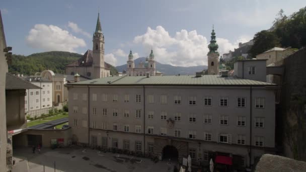 萨尔茨堡教堂区正午钟声响起 高质量的4K镜头 — 图库视频影像
