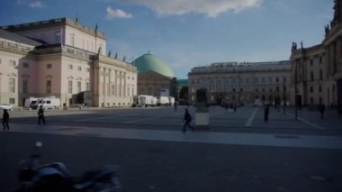 Berlin Alman tarihi müzesi Spree nehrinin yanında. Yüksek kalite 4k görüntü