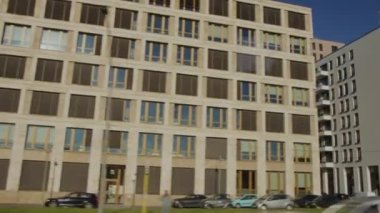 Sonbaharda Berlin 'deki modern apartmanlar. Yüksek kalite 4k görüntü